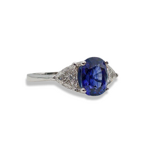 CONTEMPORARY 2.57CT SAPPHIRE AND DIAMOND RING