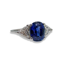 CONTEMPORARY 2.57CT SAPPHIRE AND DIAMOND RING