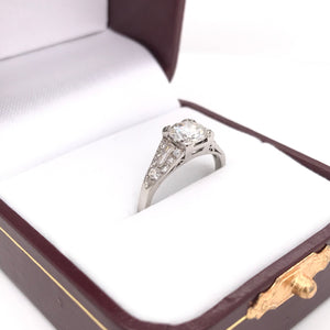 ART DECO 0.94 CARAT DIAMOND AND PLATINUM RING